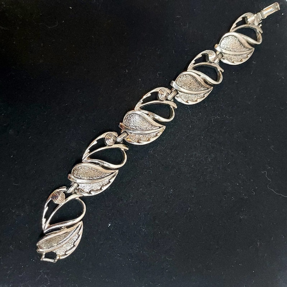 Sarah Coventry Silver Tone Leaf Bracelet